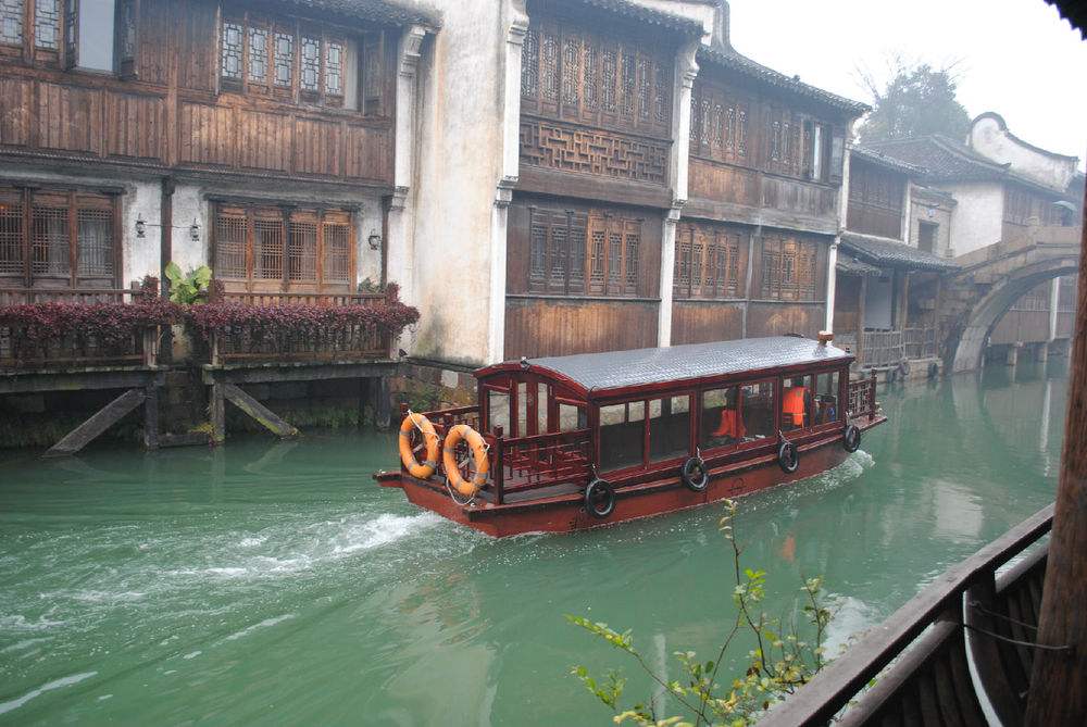 Панорамный вид на древний водный город Учжэнь с каналами и традиционными домами