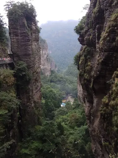 Горный пейзаж Яньданшань с уникальными скальными образованиями и водопадами в районе Линъянь