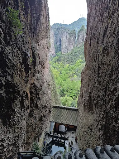 Район Линъянь в Яньданшане - храм Линъяньсы между пиками Небесная Колонна и Развернутое Знамя