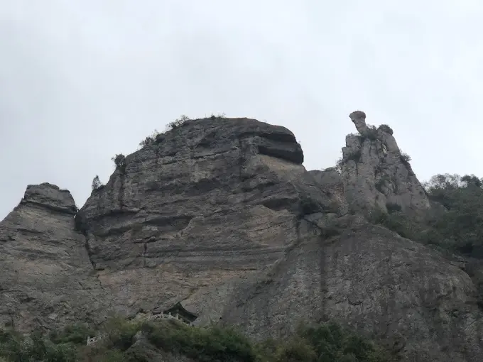 Водопад Далунцю - самый знаменитый водопад Яньданшаня высотой 197 метров
