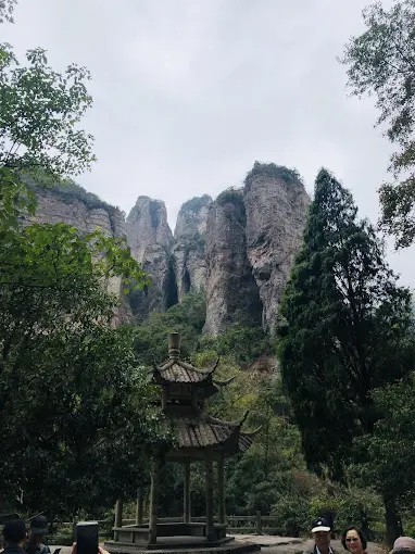 Скальные образования в Яньданшане - результат вулканической деятельности и эрозии