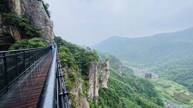 Буддийский храм в горах Яньданшань - древняя архитектура среди природных пейзажей