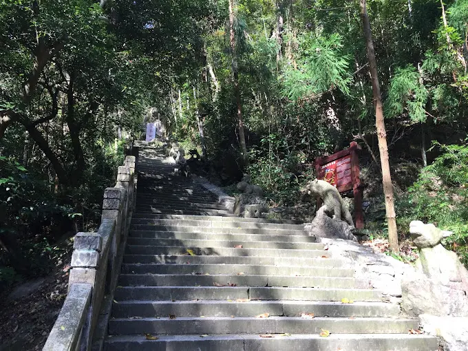 Храм Линъяньсы - древний буддийский храм между пиками в сердце Яньданшаня