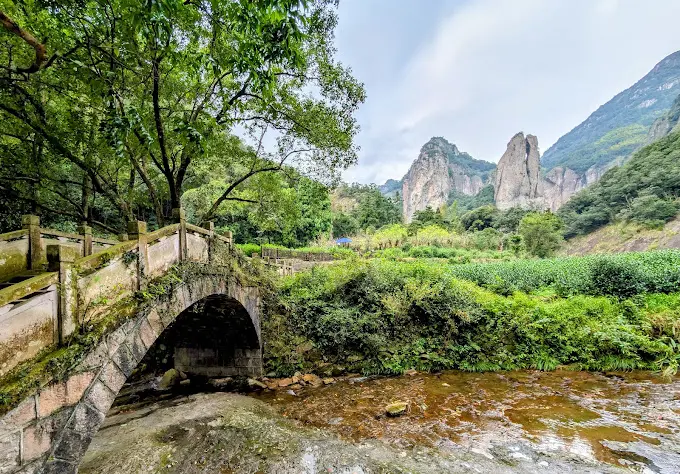 Пик Небесная Колонна - вертикальная скала высотой 260 метров в районе Линъянь