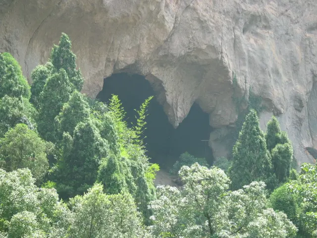 Шоу Полёт над пропастью - акробаты на высоте между скалами в Линъяне