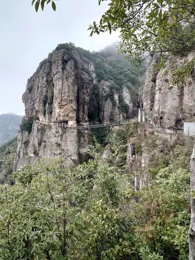 Водопад Сяолунцю - изящный водопад в районе Линъянь высотой 50 метров