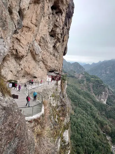 Район Линфэн - причудливые скальные образования и ночные пейзажи