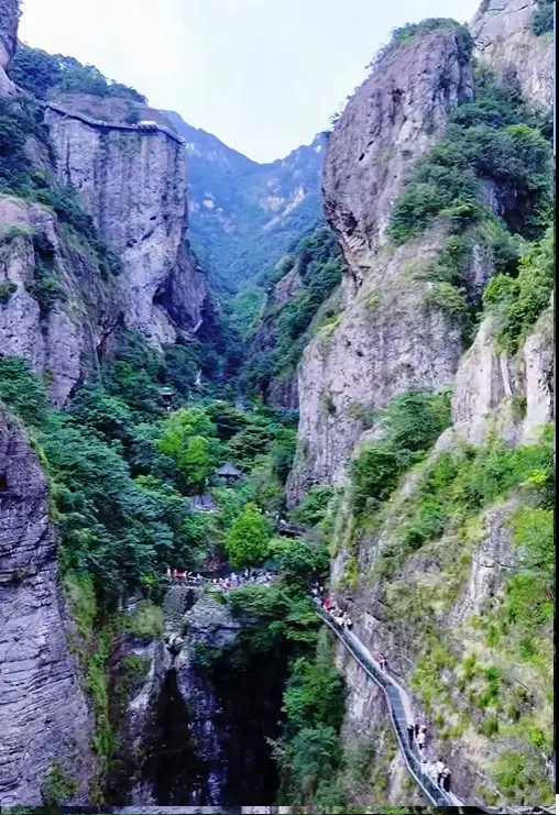 Традиционные мосты и павильоны в горах Яньданшань