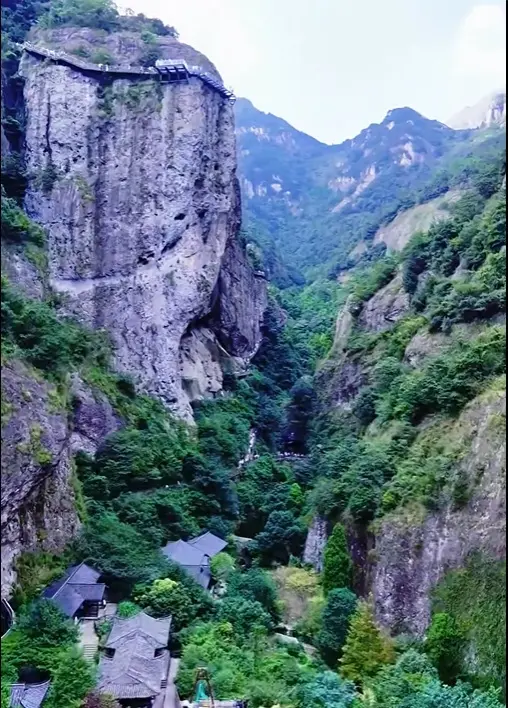 Панорамный вид на горный массив Яньданшань с высоты