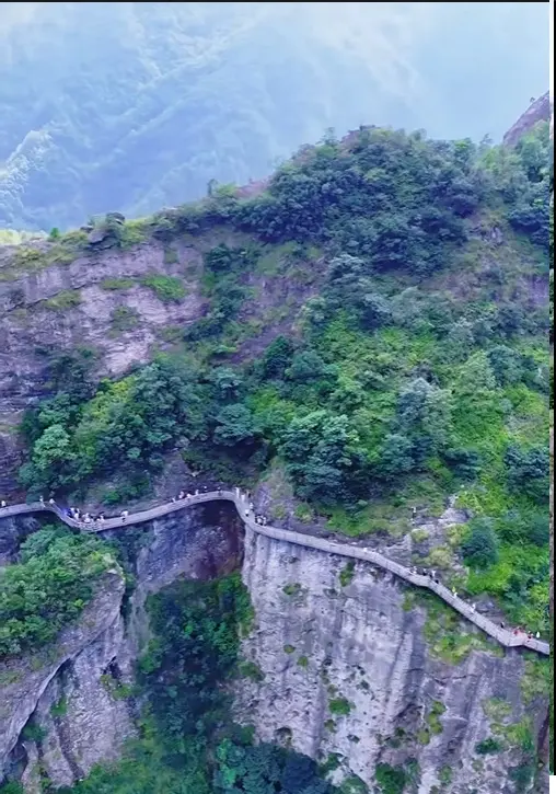 Каменные ступени и тропы через горные склоны Яньданшаня