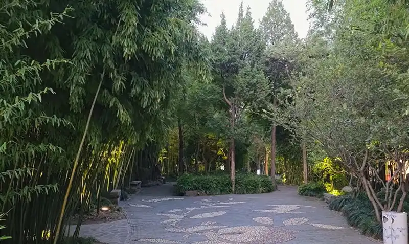 Янчжоу - классический китайский сад с павильонами и прудами